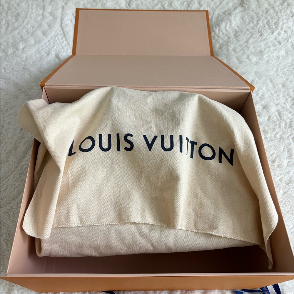 LV Grand Palais in color turtledove - Picture 4 of 11